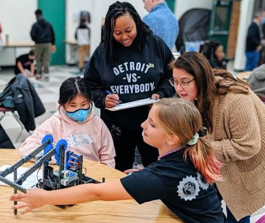 Fatima Majid teaching students about robotics.